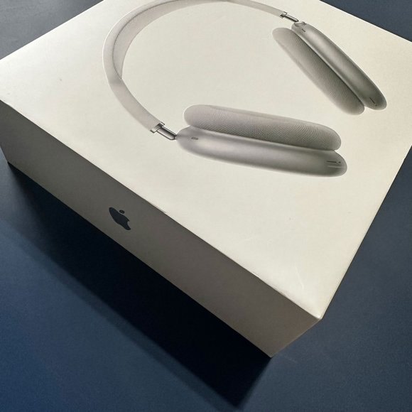 Apple Airpods Max in Silver - Picture 2 of 7
